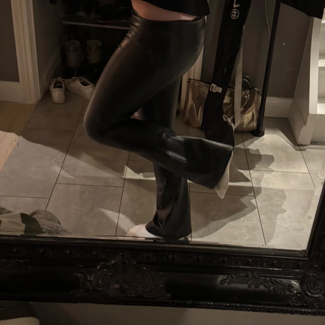 Svarta skinnbyxor med bootcut - 4