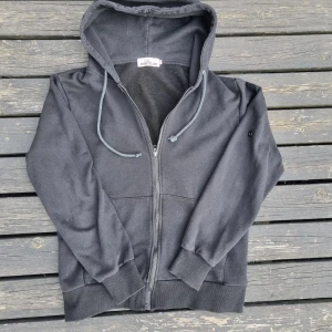 Mörkgrå hoodie från Stone Island - Tja! Säljer en riktigt snygg stone island hoodie i storlek XL. Bra skick men har tappat märket på armen, där av lägre pris. För att visa att den är riktigt så finns det en qr scannet på bild 4. Går med på bud men inte överdrivet låga. Skriv om frågor! ☺️ Nypris: 3500-4000kr Mitt pris: 499