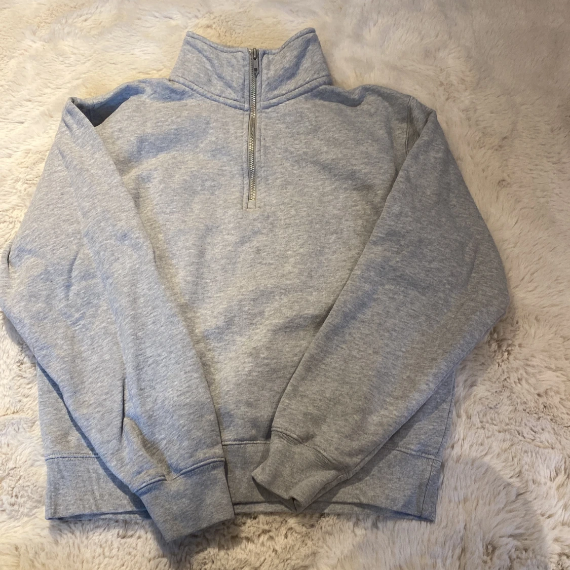 Grå tröja med dragkedja från Brandy Melville