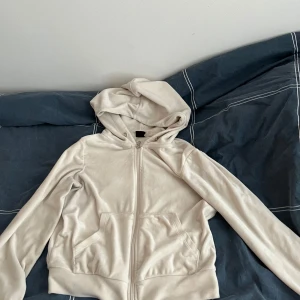 Ett mjukis sett  - Säljer ett par bekväma beige mjukisbyxor med hög midja. Byxorna har en loose passform och är perfekta för en avslappnad stil. De är tillverkade i ett mjukt material som känns skönt mot huden.