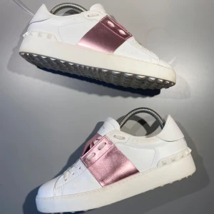 Valentino Open Skor - Hej! Säljer nu mina skor från märket Valentino , storlek 39.5, bra skick. Givetvis äkta, Tveka inte på att höra av dig om du har frågor eller funderingar kring skorna!