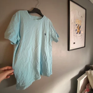 Ralph lauren t-shirt  - Säljer en blå Ralph lauren t-shirt. Skicket är mycket bra å använd ett par gånger. Säljer den då den är för liten för mig. Hör av dig vid funderingar!