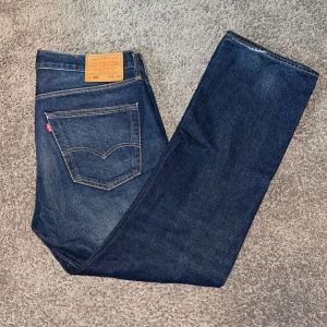 Levis 501 jeans - Säljer ett par klassiska Levis 501 jeans i mörkblå denim. De har en rak passform och är tillverkade i slitstarkt jeansmaterial. ||skick 8/10||  Nypris 1100:- || ‼️kan sänka pris vid snabb affär‼️