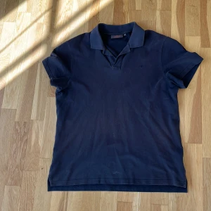 Mörkblå pikétröja från Morris - Snygg mörkblå pikétröja från Morris. 