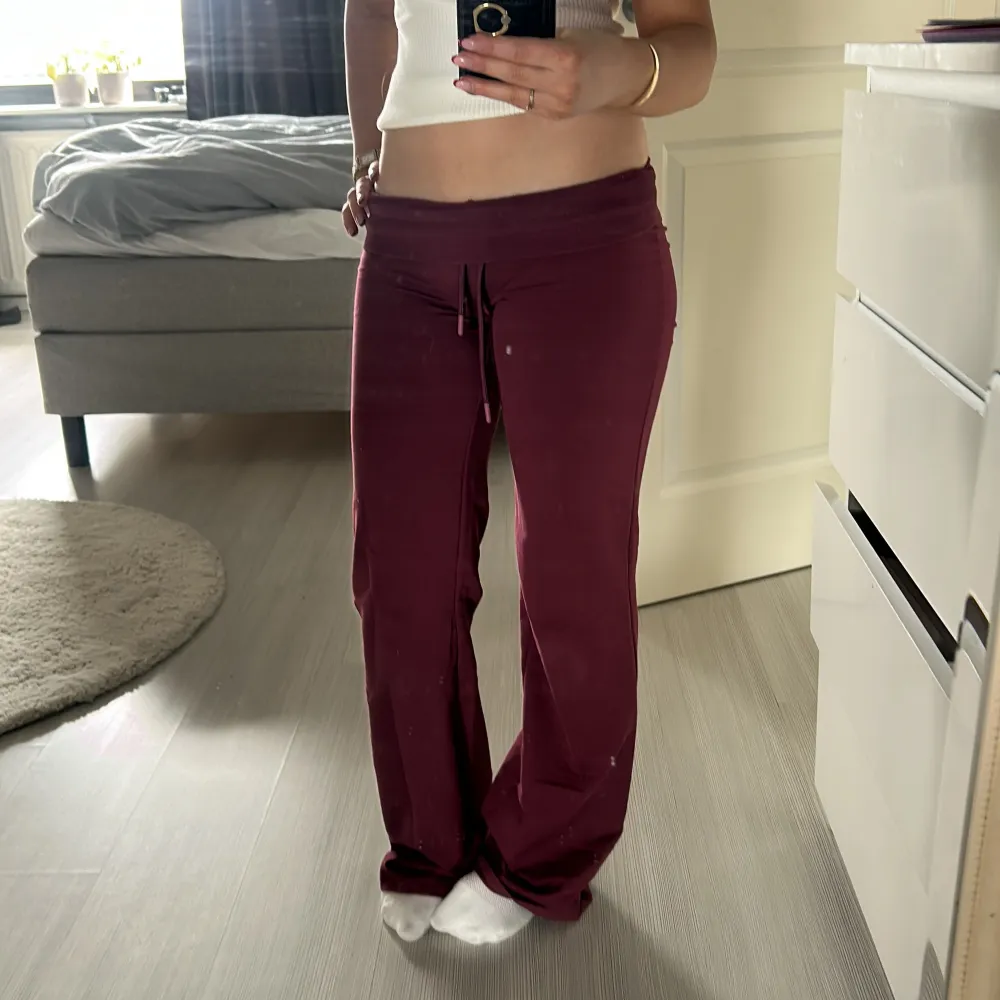 Säljer ett par vinröda mjukisbyxor med snörning i midjan. Byxorna har en loose passform och är perfekta för en avslappnad stil. De är lågmidjade och gjorda i ett mjukt material som ger en bekväm känsla.. Farkut & Housut.