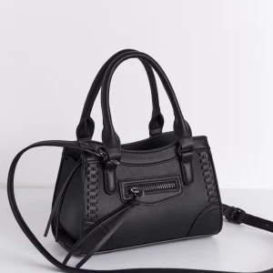 Svart axelväska med dragkedja - Snygg svart axelväska i syntetmaterial med stilrena detaljer. Väskan har en praktisk dragkedja framtill och två handtag för enkel bärning. Perfekt för att hålla dina saker organiserade och lättillgängliga. Säljer denna väska också för att blev egg snabb köp men känner inget behov av att använda den ! skriv privat för fler bilder ! 