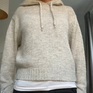 Grå stickad hoodie - Säljer denna fina stickade hoodien, jag köpte den här på plick nyligen, men den var för stor😭den är i fint skick, den är igentligen grå men ljuset får den att se beige ut, (bilden är förra ägarens)❤️ skriv för minsta fråga.