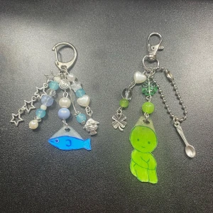 Smiski och fisk nyckelring  - PRIS ENDAST FÖR EN!! Kontakta innan du trycker på köp nu, om du inte kontaktar kommer du ej få din produkt. Allting är handgjort av mig med massor av kärlek💞 skriv vid frågor eller intresse, tar emot köp nu (kontakta först och säg vilken av dem du vill ha!) eller swish :3 