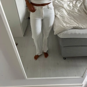 Jeans  - Vita lågmidjade jeans🤍lite korta på mig som är 164 cm