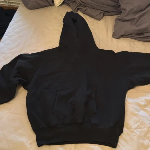 Yeezy x GAP hoodie - Yeezy gap hoodie , jätte bra skick, säljer eftersom den är för liten 