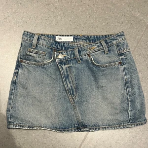 Jeanskjol  - Mini jeanskjol ifrån Zara🩷använd 1-2 gånger 