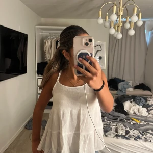 Vit volangig linnetopp - Säljer detta sommar linne eftersom jag använder den längre 💕 Den är i storlek 36 men man kan ändra med banden.                                                    Pris kan diskuteras 