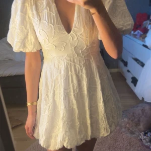 Studentklänning zara - Intressekoll på min otrooooligt fina studentklänning från Zara!💕 Klänningen har ett broderat mönster, puffärmar och är i storlek S. Helt slutsåld