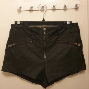 Svarta korta shorts i skinnimitation  - Storlek 38/M men passar även s. Skit snygga o sexiga, men tyvärr för små för mig:(🖤