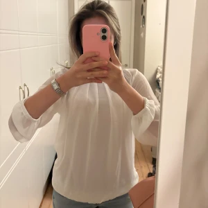 Vit blus från isolde storlek S - Jättefin vit blus från isolde i storlek S. Blusen är i superfint skick!