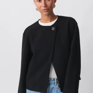 Svart croppad kappa med knapp - Super fin kappa från Gina tricot, perfekt till vår och höst. Kappan är slutsåld och nypris 500kr. Hör gärna av dig för fler bilder!