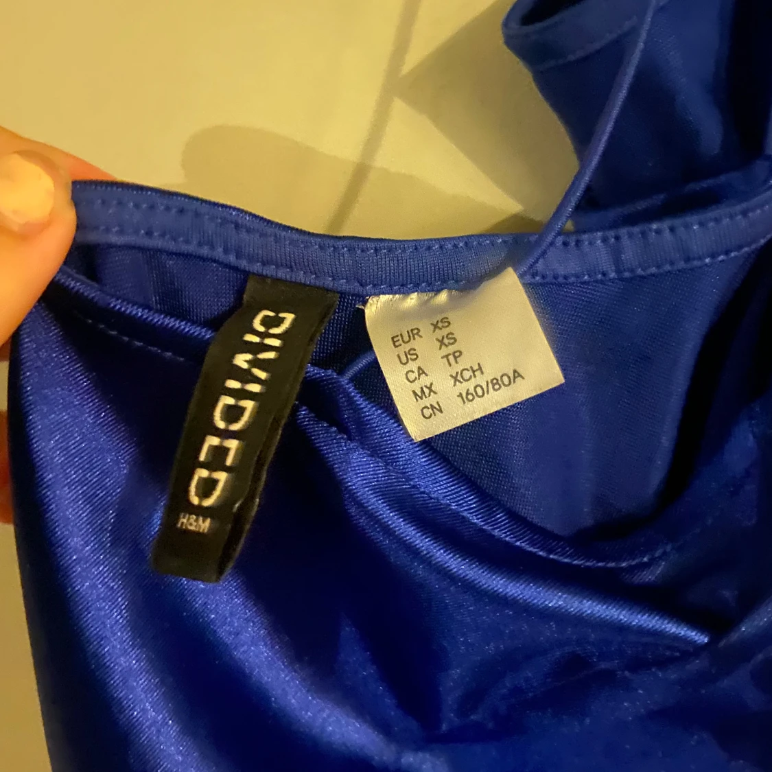 Blå satin klänning från H&M Divided - 2