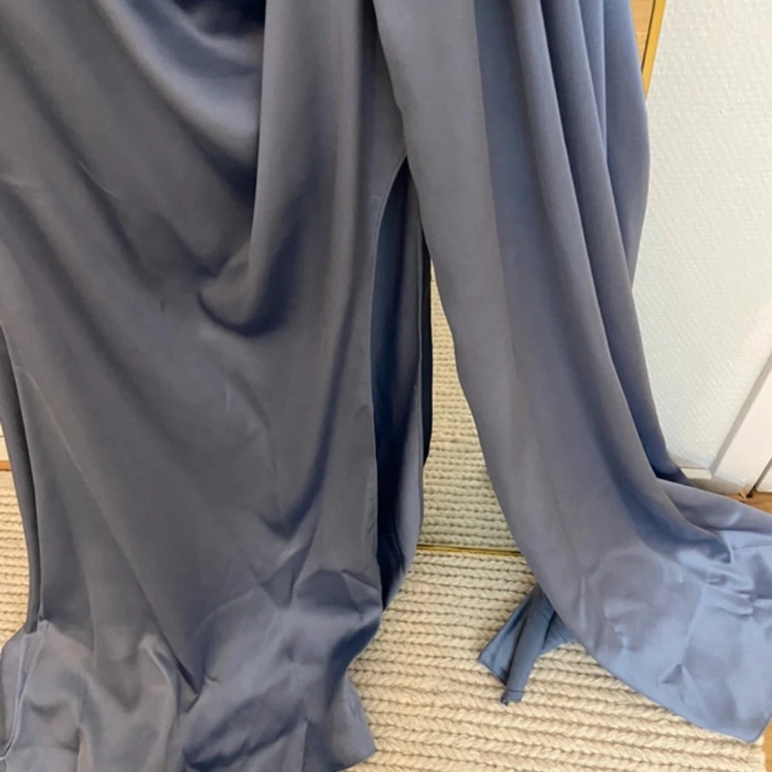 Blå långklänning med drapering - 2