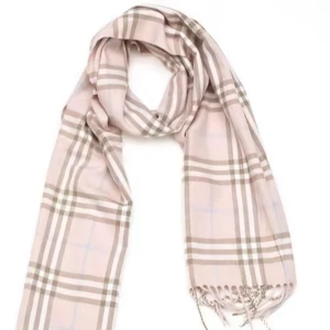 Burberry halsduk - Snygg halsduk från burberry i rutigt mönster med beige och ljusrosa toner. Tunt och mjukt material med fransar i ändarna, perfekt att slänga över axlarna för en chill look.