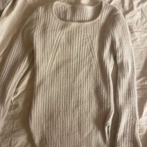 Vit stickad tröja💕 - Supersnygg vit stickad tröja med ribbat mönster och rundad halsringning. Tröjan är figurnära och har långa ärmar. Enkel att matcha med både jeans och kjol. Säljer för att den kommer inte till användning längre💕 orginalpris: 250kr