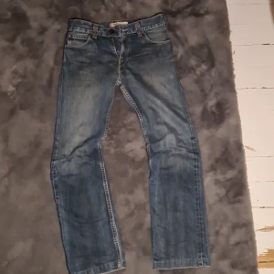 Levi's 506 - Okänd storlek, men måtten finns på de två sista bilderna. Väldigt sköna och väldigt snygg tvätt. Säljes billigare då storleken inte är säker. 