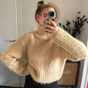 Ullstickad tröja - Stickad tröja i 56% ull & 44% alpacka från & Other stories. Hög polokrage som går att vika ner. Väldigt mjuk, men kan upplevas lite stickig om man är känslig.  Köpt för flera år sedan, använd några ggr, men i fint skick. Perfekt för höst & vinter🍁!   Den är åt det beige hållet, lite mörkare beige. Storlek XS, normal i storlek men passar S också då jag brukar ha det.  Kolla mina andra annonser, har bundle rabatt. Allt ska bort så kom med prisförslag! ❤️