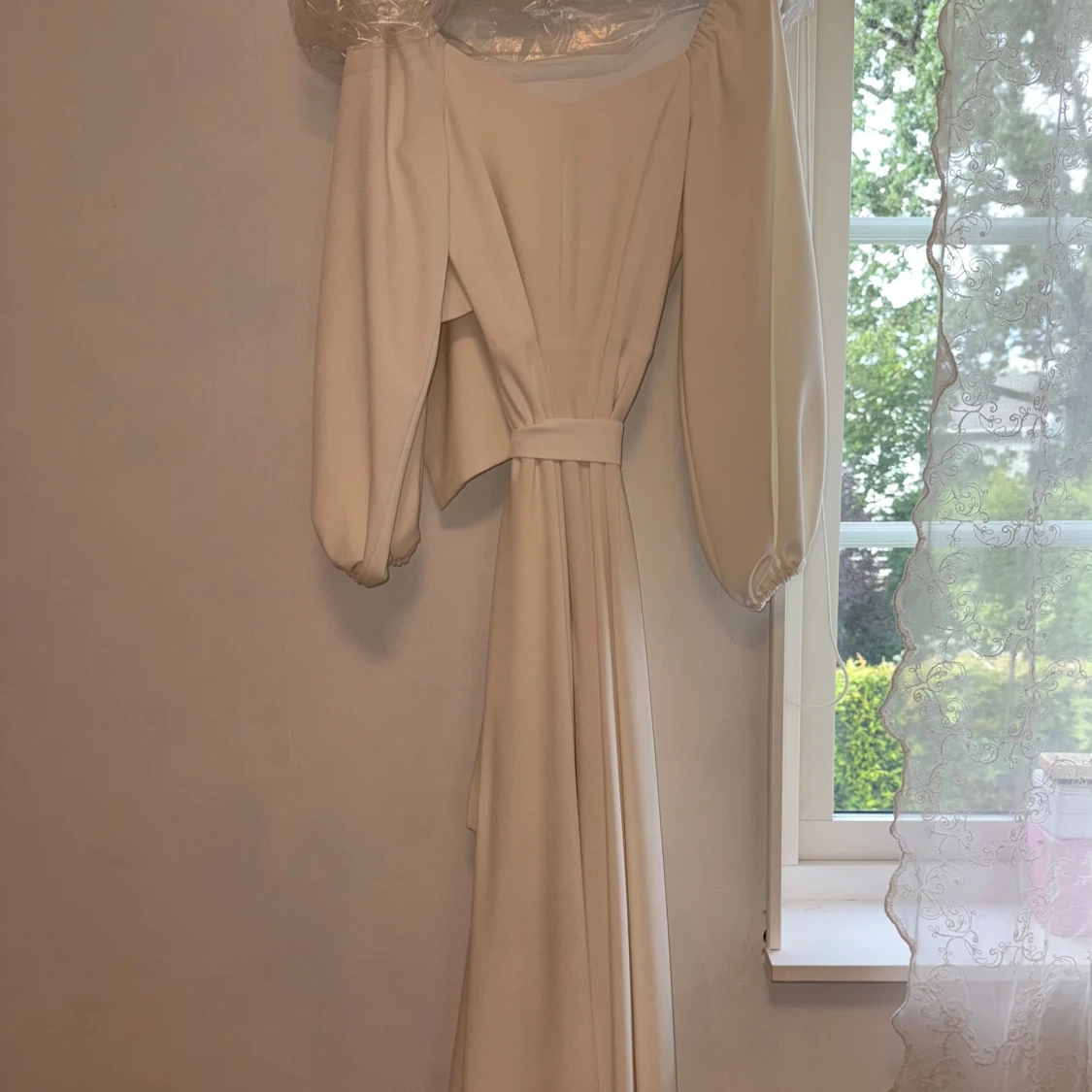 Vit långklänning med puffärmar - 2