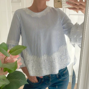 Blåvit randig blus  - Randig blus med spetsdetaljer, Stl XS-S🌟