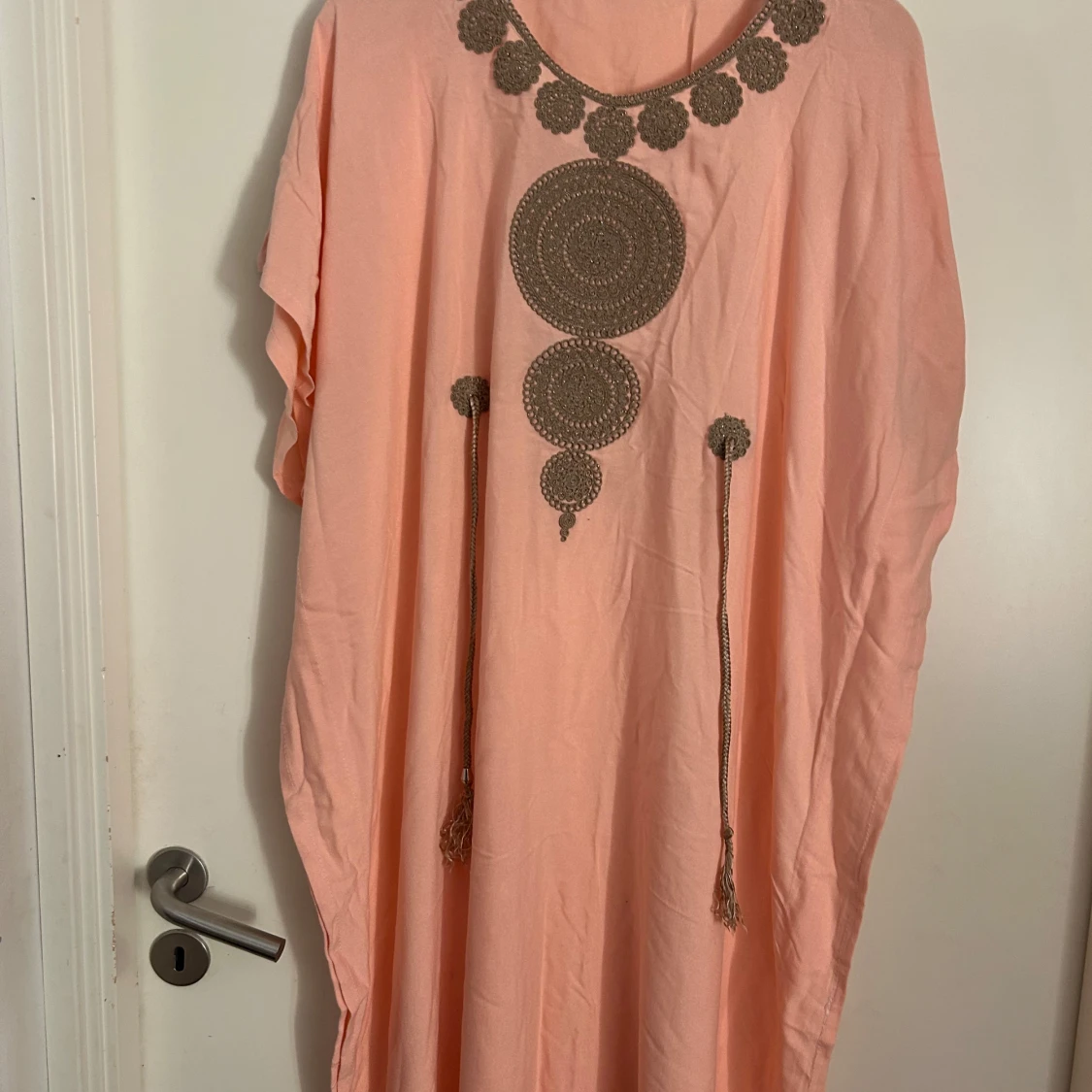 Ljusrosa långklänning med broderi - 2