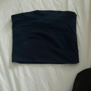 Mörkblå enkel kortkjol - Säljer en stilren mörkblå kortkjol med rak passform. Kjolen är enfärgad och har en minimalistisk look som är lätt att matcha med olika toppar och skor. Perfekt för dig som gillar en clean och klassisk stil. Tvättas innan post, använd fåtal gånger🩷