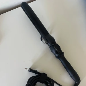 Cera-Curly Iron locktång 32mm svart - Säljer en svart locktång från Cera-Curly Iron som är 32 mm. Ergonomiskt handtag och lång sladd för smidig styling. Perfekt för att skapa stora, mjuka lockar. Endast använd 1 gång så i väldigt fint skick.