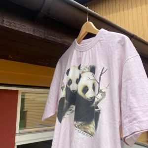 Vintage panda tshirt  - Vintage tshirt, dubbelstitch krage, size L, passar M. Bra skick. Mjuk bomull. Frågor? Dm! 
