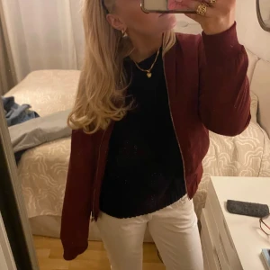 Vinröd bomberjacka - Säljer den här vinröda bomberjackan med dragkedja i storlek S. Den är i mycket fint skick och från H&M. Passar perfekt till skolstart/hösten/jobbet! Skriv om ni har frågor🩷