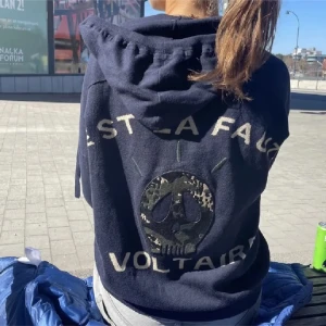 Mörkblå hoodie Zadig & Voltaire - Sååå snygg mörkblå hoodie från Zadig & Voltaire 🤍inköpt för ca 3000