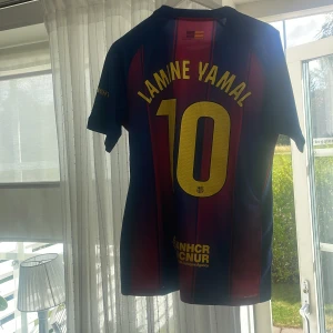 Barcelona officiell match tröja 25/26 - Replika tröja av Lamine Yamal med nr 10. Tröjan har högsta kvalite passar perfekt för fotbolls fans ⚽️