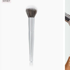Stippling Brush F25 sminkborste - Stippling Brush F25 är en sminkborste med silverfärgat handtag och täta, tvåfärgade syntetiska borst. Perfekt för att blanda ut foundation, rouge eller highlighter för en jämn finish. Borsten är lätt att använda och ger ett naturligt resultat.