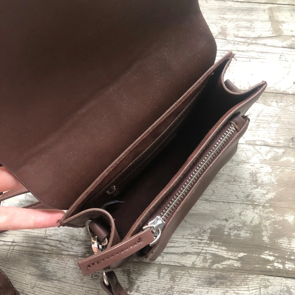 Brun axelväska i skinn med dragkedja - 2