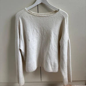 Vit stickad tröja - En jättefin vit tjocktröja!!! Perfekt till skolan eller andra tillfällen 