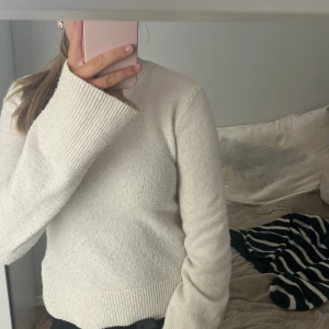 Vit stickad tröja från H&M - Mysig vit stickad tröja från H&M i storlek S!