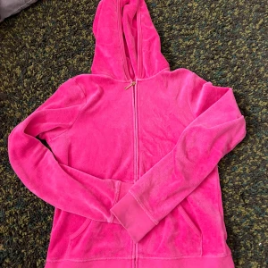 Rosa zip up från juicy couture - Inga märkbara defekter alls bara en liiiiten fläck på ärmen som ingen nånsin skulle tänka på (bild 3) vet inte från vilket år men skulle tro att den är ganska vintage iom lappen🥰🥰 Inge rhinestones saknas på baksidan🥰 färgen är lite ljusare i verkligheten