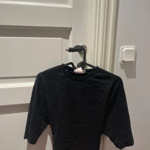 Tie tee från Nelly - Svart  topp från Nelly. Toppen har en snygg knytning i ryggen, helt oanvänd och super fin.