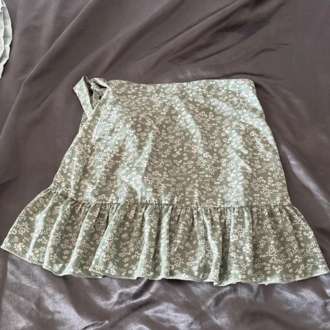 Grön blommig omlottkjol med volang - 1