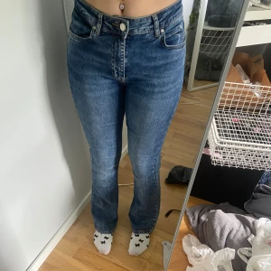 Blå bootcut jeans  - Snygga blå jeans. Mid/high waist. Är 162. De står att de är st M men jag har S och sitter perfekt så jag skulle säga att de är st S