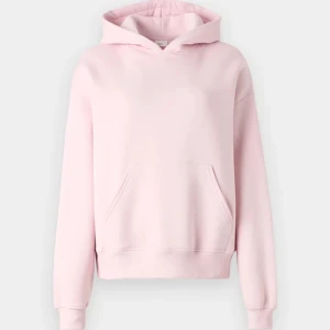 Ljusrosa hoodie från Gina Tricot - Supermjuk ljusrosa hoodie från Gina Tricot, basically basics-kollektionen. Klassisk modell med huva, känguruficka och ribbade muddar. Perfekt oversized fit för en chill look. Tillverkad i bomullsmix som känns skön mot huden.