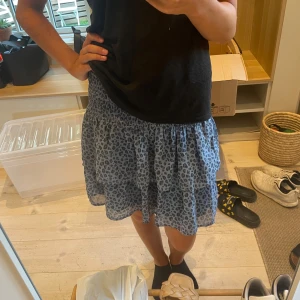 Blå leopard kjol - Blå leopard kjol från Kappahl, bra skick