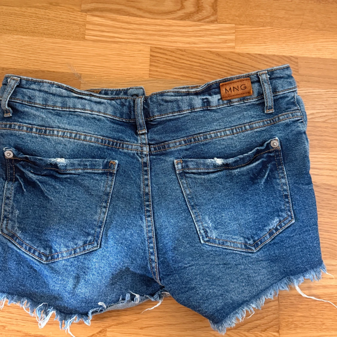 Blå jeansshorts med slitningar från MNG - 1