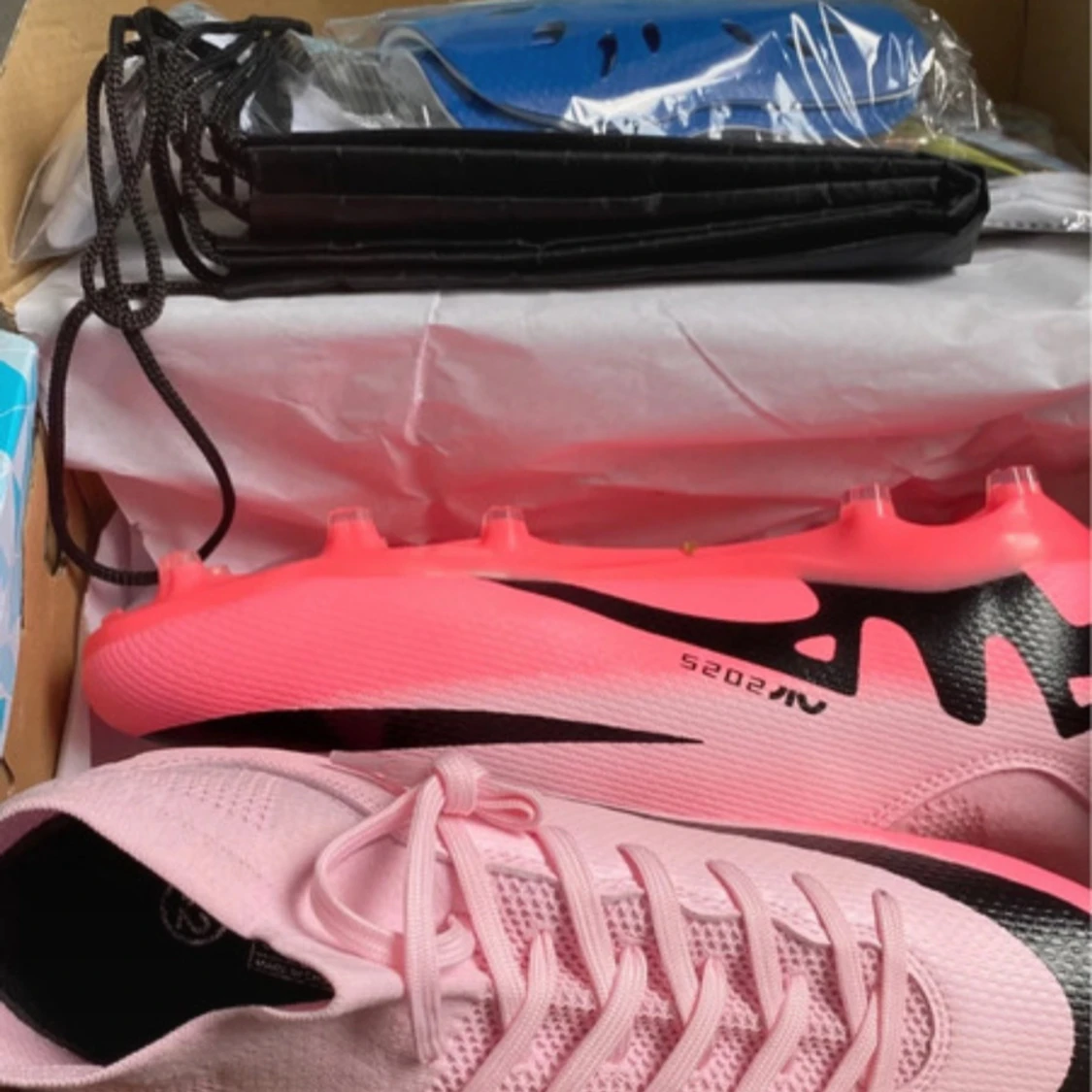 Rosa fotbollsskor med svart detalj - 3