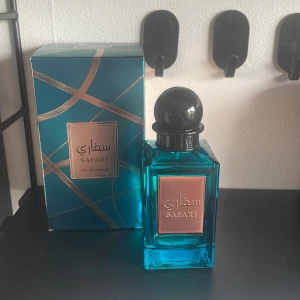 Safari Eau de Parfum 90ml - Säljer min parfym då jag inte använder, parfymen luktar citrus och är perfekt för sommaren. Använt fåtal gånger så det är minst 85 ml kvar i parfymen. 