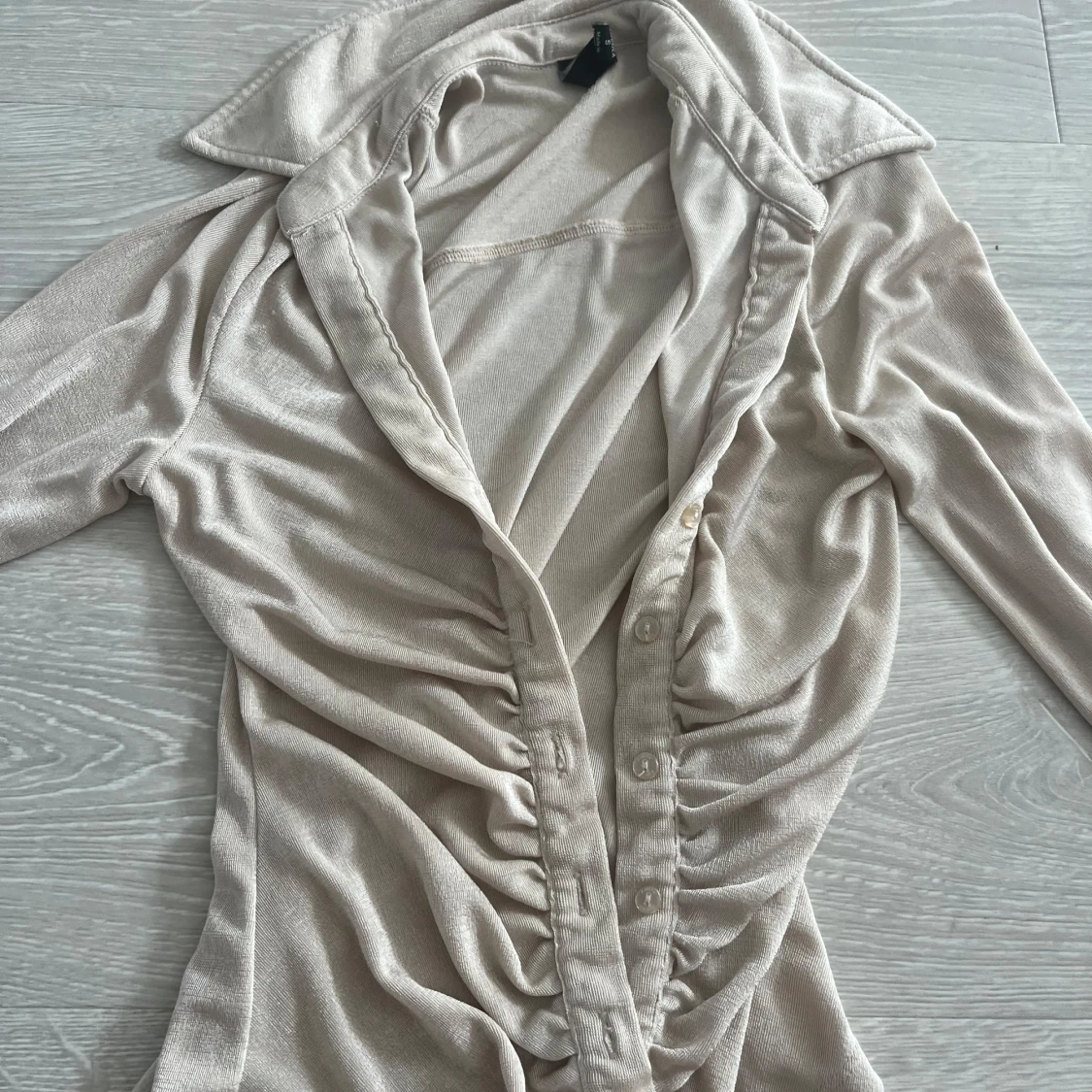 Beige glittrig  långärmad skjorta från Amisu - 2