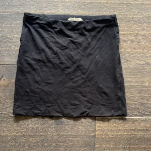 Svart basic kortkjol i bomull - Enkel svart kortkjol från H&M Basic. Kjolen är rak i modellen och gjord i mjuk bomull! 